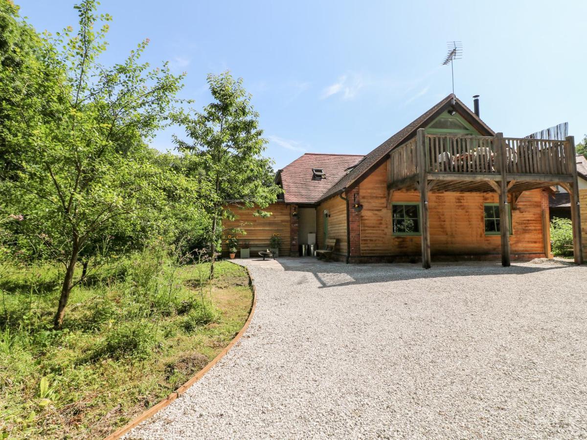 Old Wood Coach House Villa Lincoln Bagian luar foto