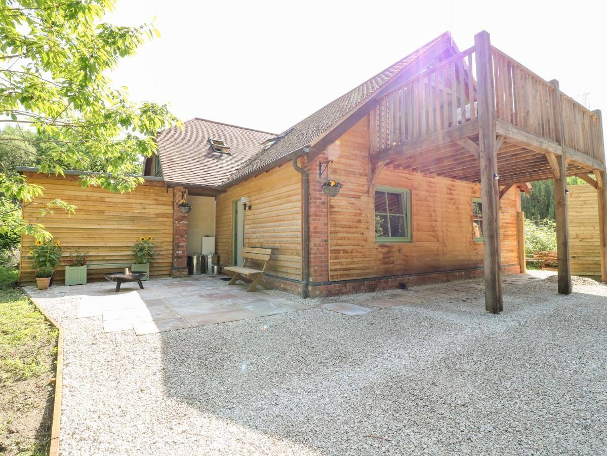 Old Wood Coach House Villa Lincoln Bagian luar foto